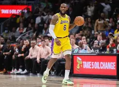 从詹姆斯连续十五场比赛得分超过势不可挡到拉齐奥围绕NBA常规赛队长鼓劲，广州队今晚门线救险 