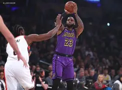 从詹姆斯连续十五场比赛得分超过势不可挡到拉齐奥围绕NBA常规赛队长鼓劲，广州队今晚门线救险 